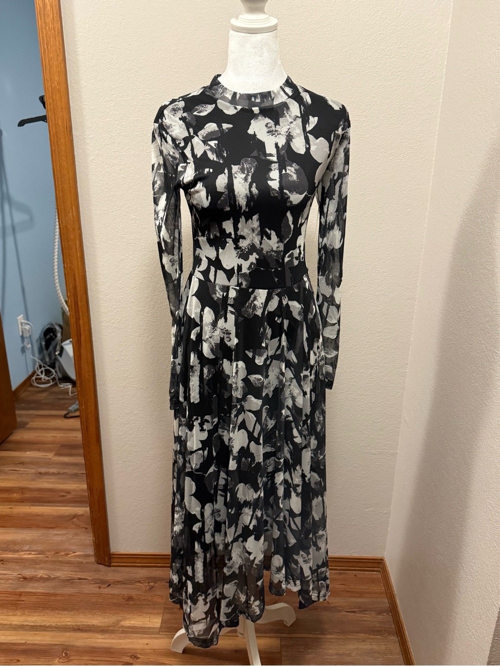 Ellen Tracy Black & White Flora Mesh Long-Sleeve Midi Dress
